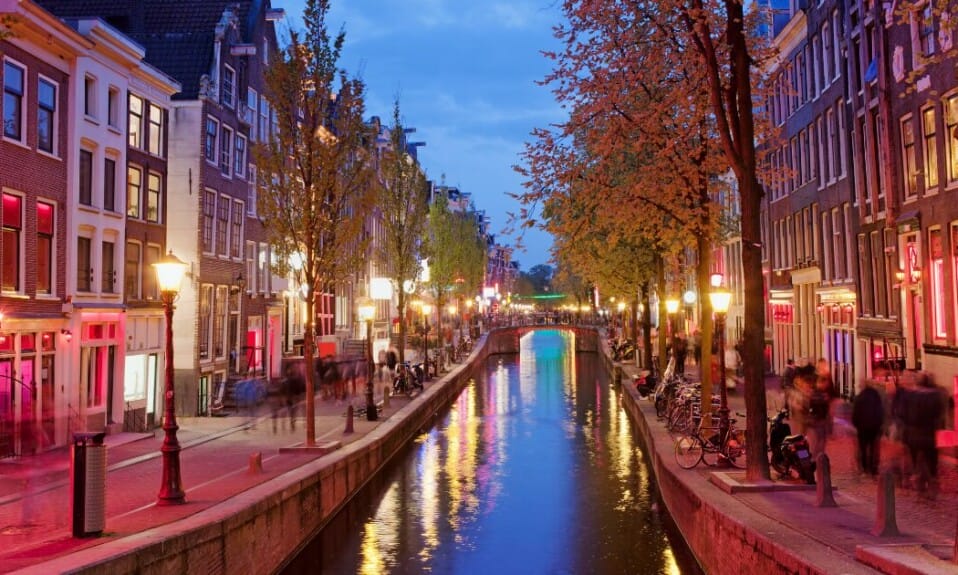 3 steden in Noord-Holland waar je goed kan uitgaan, waaronder het Amsterdamse nachtleven