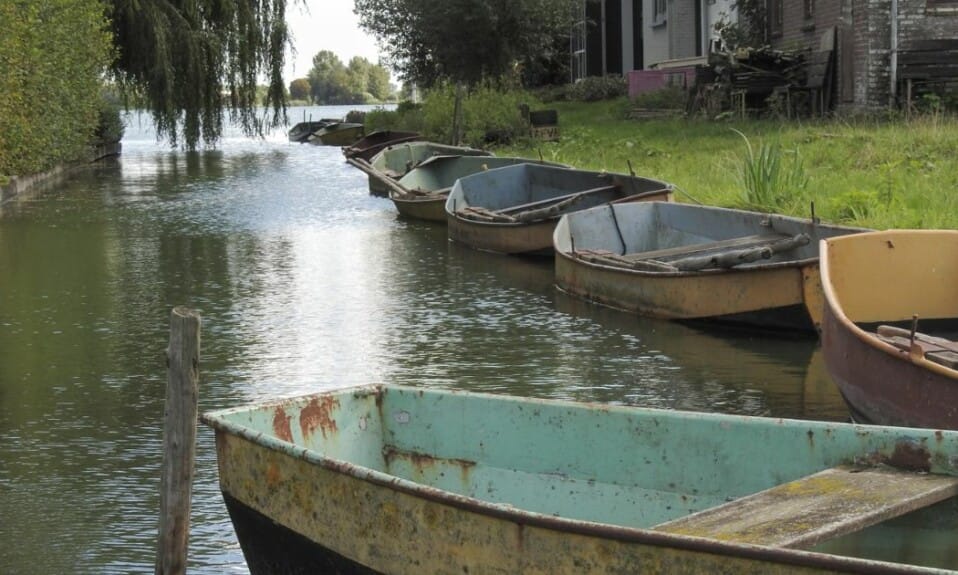 Grachtengeluk: Roei- en peddelavonturen door Nederlandse grachten