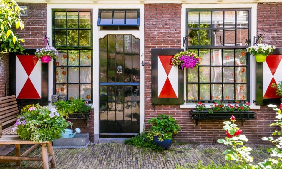 Tijdreizen in stilte: Haarlemse hofjes wandeling